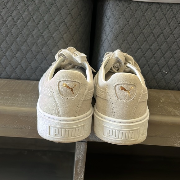 Puma suede, tennis shoes with gold tips size 8 - Picture 4 of 4
